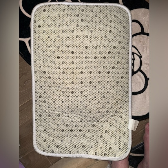 Elevate Your Space with Timeless Elegance: Black Cream Camellia flower rugs - Picture 8 of 13